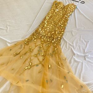 Tiffany long crystal dress size 0 never worn because it’s too small for me.